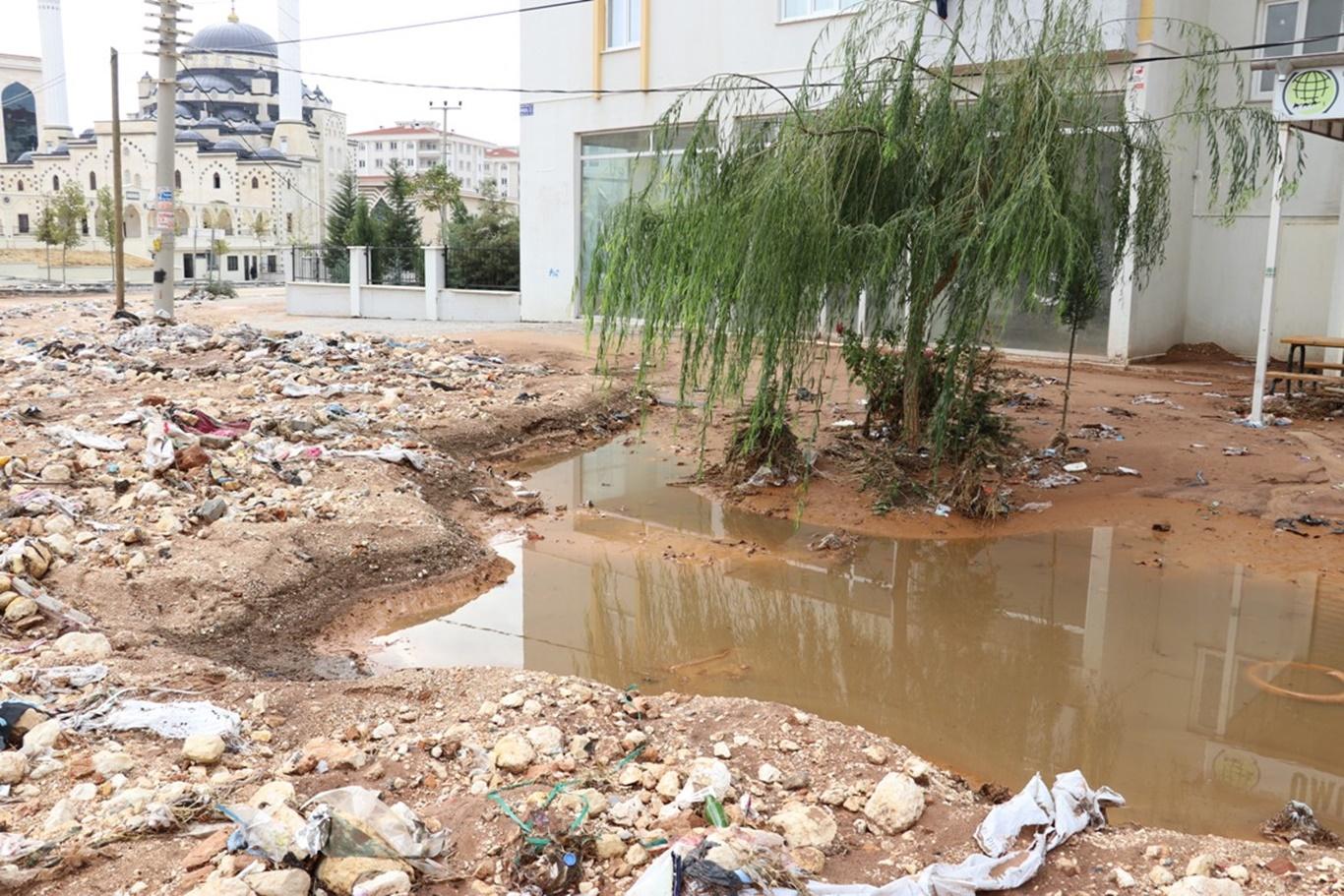 Gaziantep'te etkili olan yağışın sele dönüşmesi sonucu ev ve işyerleri çamur deryasına döndü